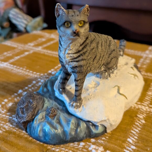 Living Stone Cat Figurine Cat Gray Tabby Winter Break - Picture 1 of 7
